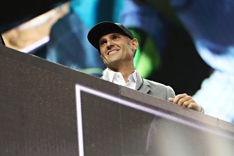 Quem é Larry Ellison? O Magnata que adquiriu o TikTok e busca o controle global através da Tecnologia e da Mídia