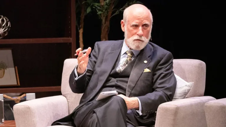 Vinton Cerf, o Pai da Internet, Se Aposenta do Google Após 20 Anos e Deixa um Alerta Sobre a Inteligência Artificial