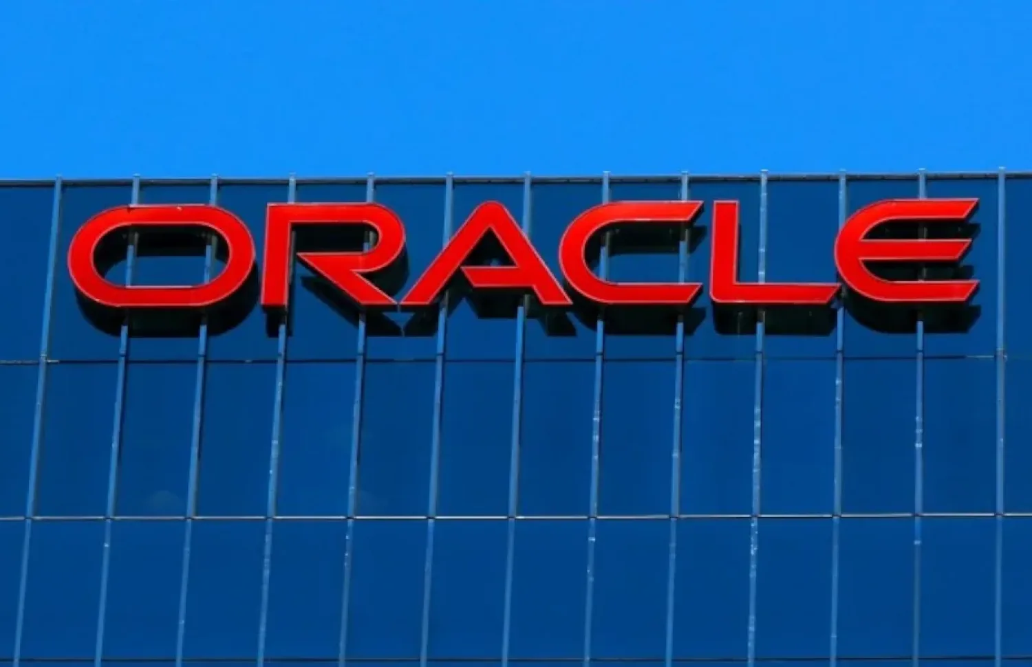 A Revolução Silenciosa e o Custo Humano: Por que a Oracle está Demitindo Milhares de Funcionários para Financiar a Inteligência Artificial